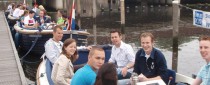Gezellig-samen-Aan-het-roer